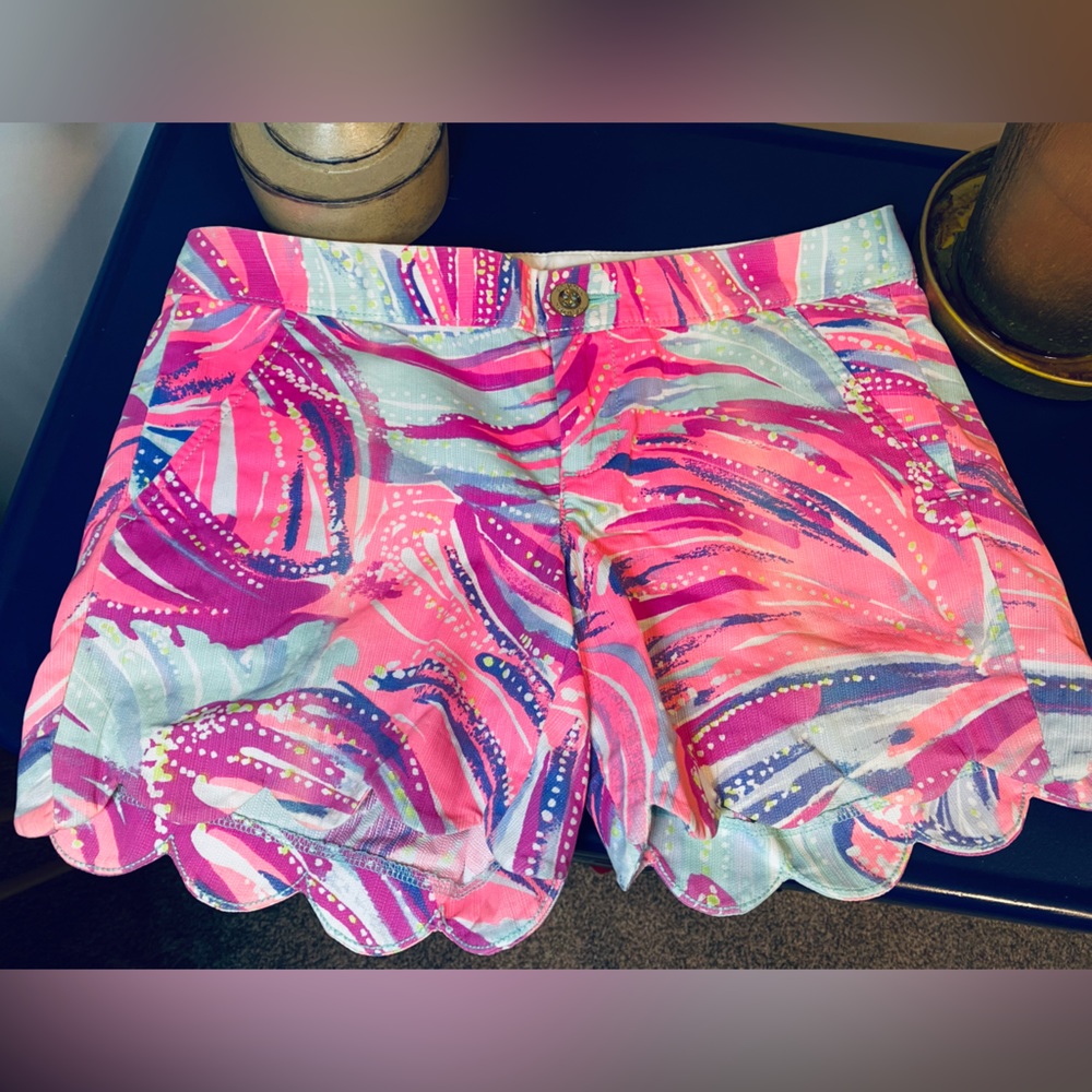 SOLD** LILY PULITZER Shorts 00 scallop bottom 4 1/2” inseam